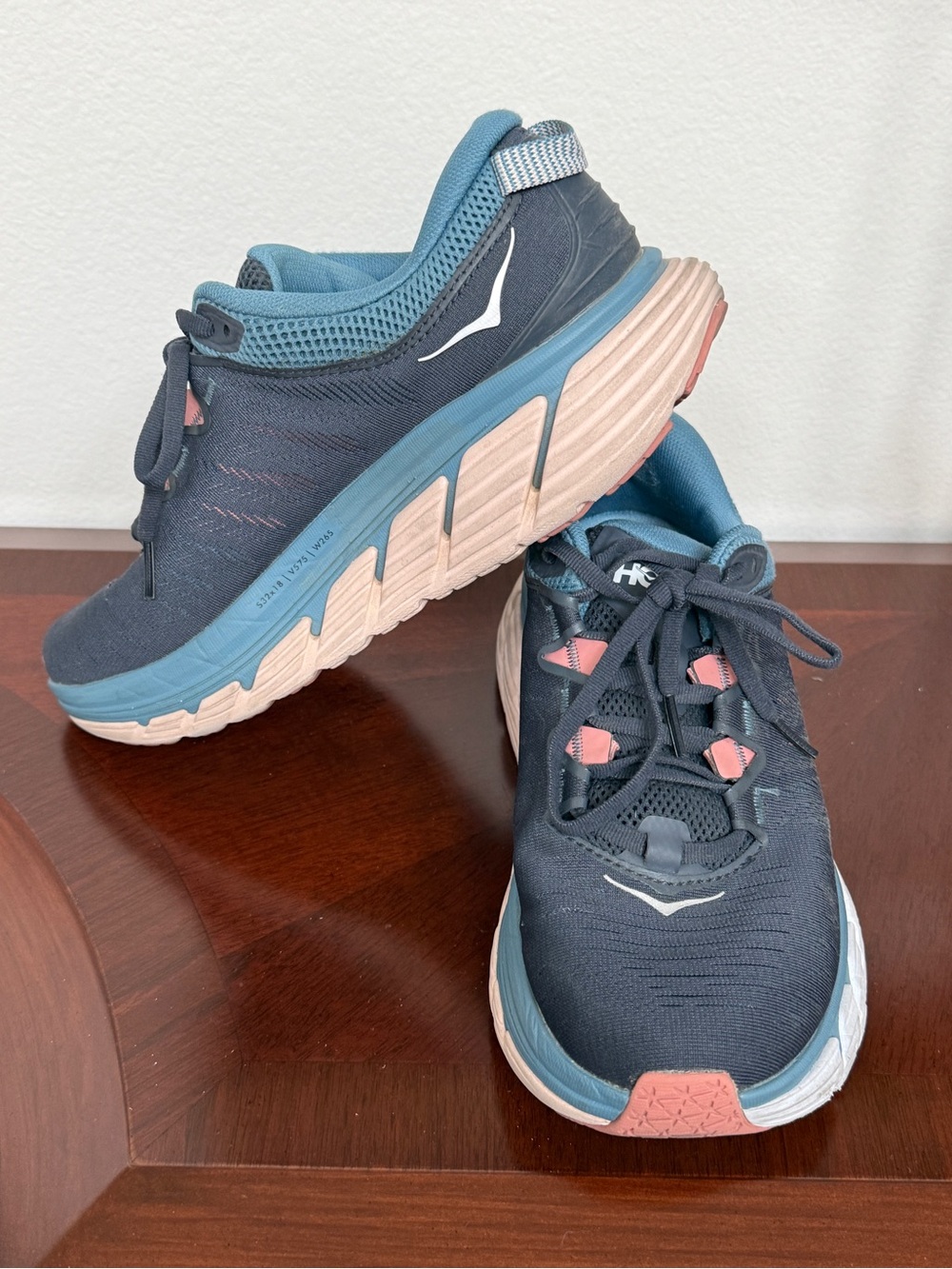 Hoka Women's Navy Athletic Running Shoes with Pink Accents. 
Gaviota 3. Size 8.5